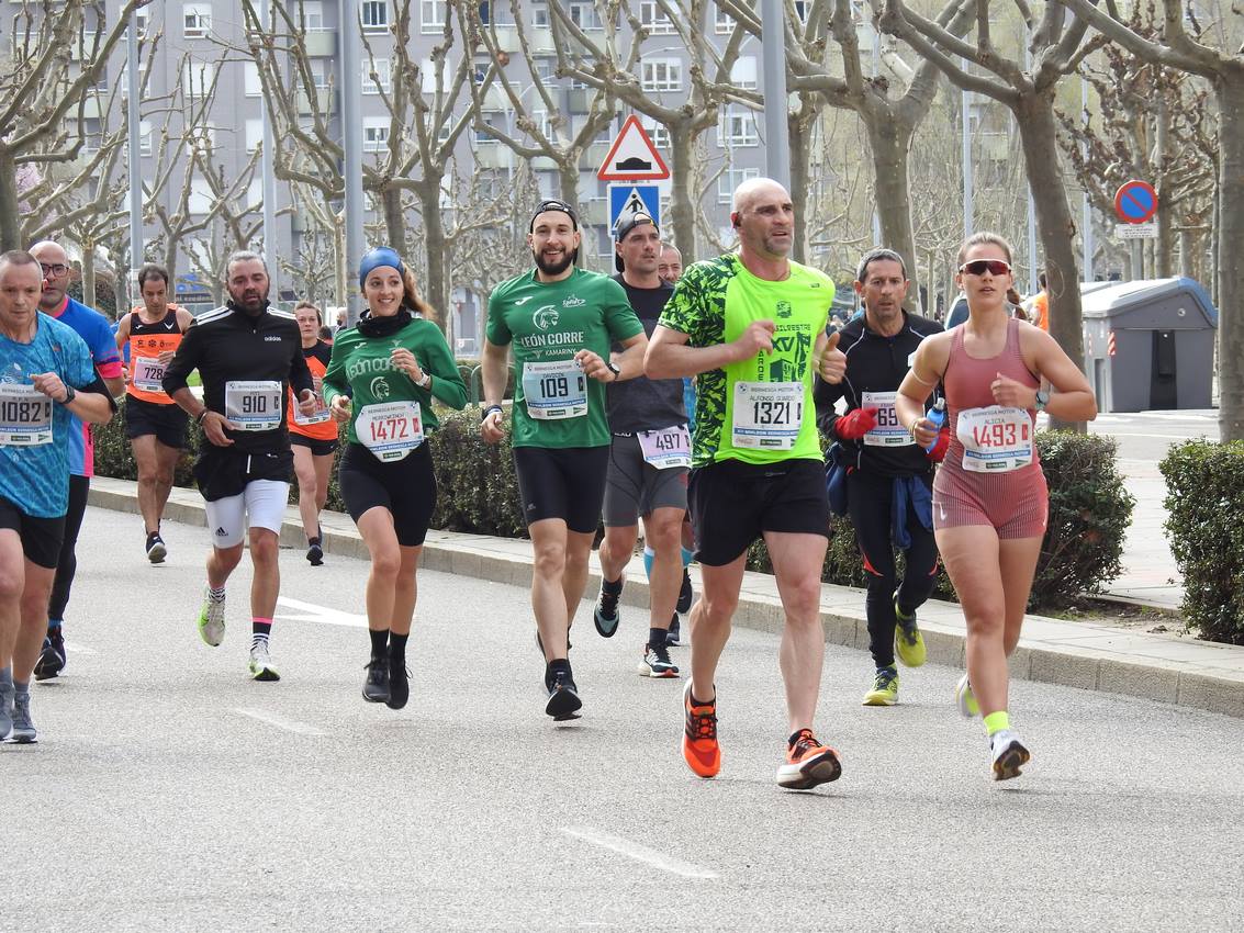 Los corredores han participado en esta prueba que recorre 21 kilómetros por la ciudad de León.