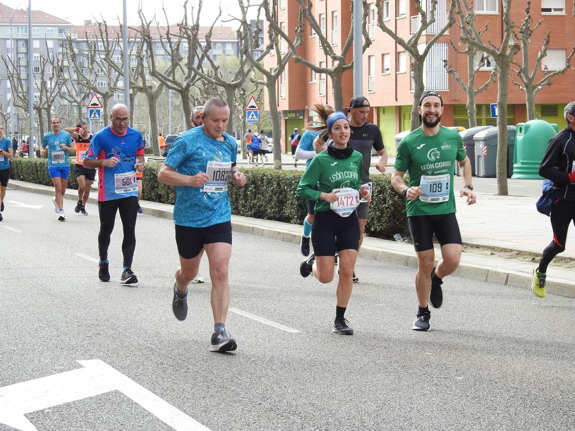 Los corredores han participado en esta prueba que recorre 21 kilómetros por la ciudad de León.