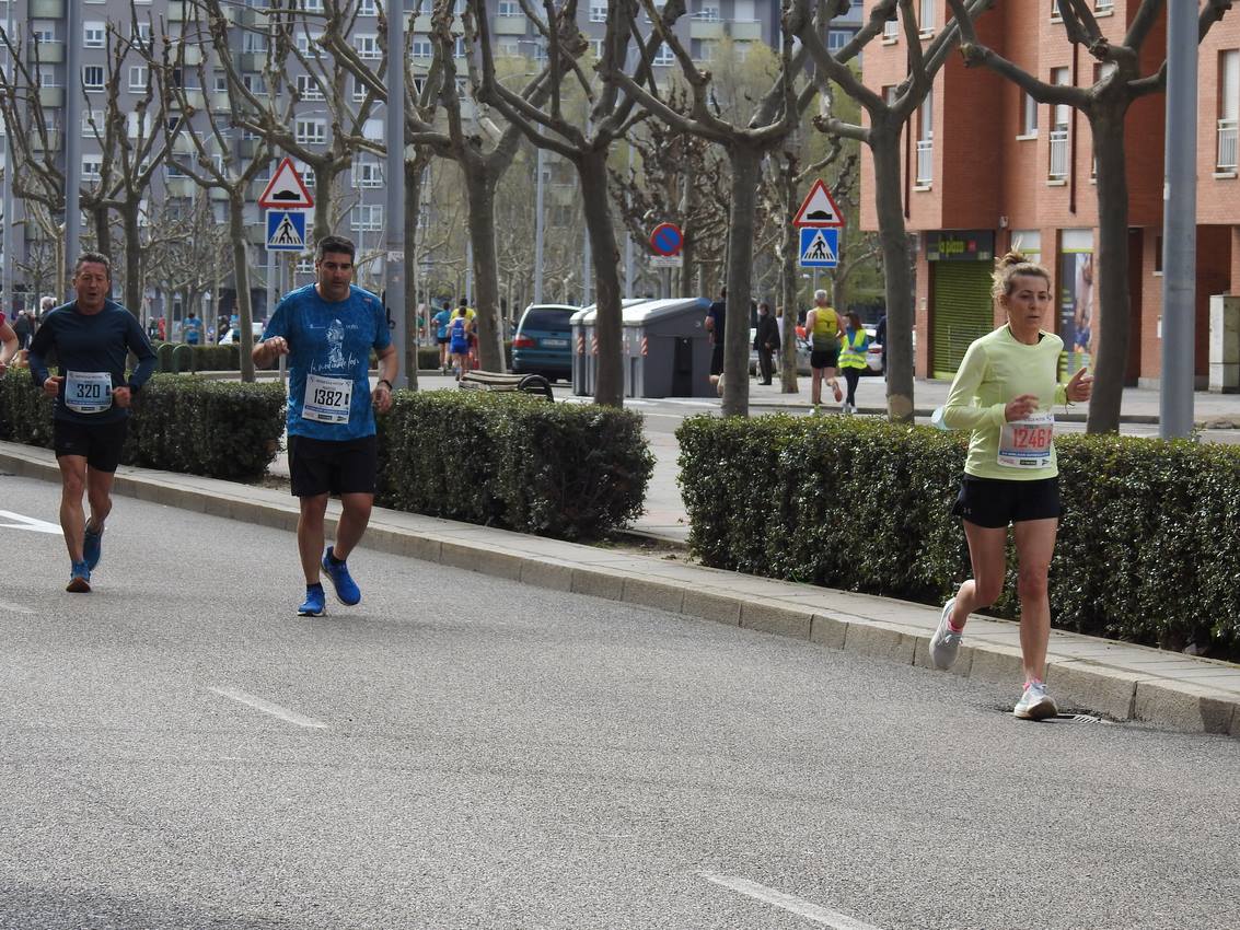 Los corredores han participado en esta prueba que recorre 21 kilómetros por la ciudad de León.