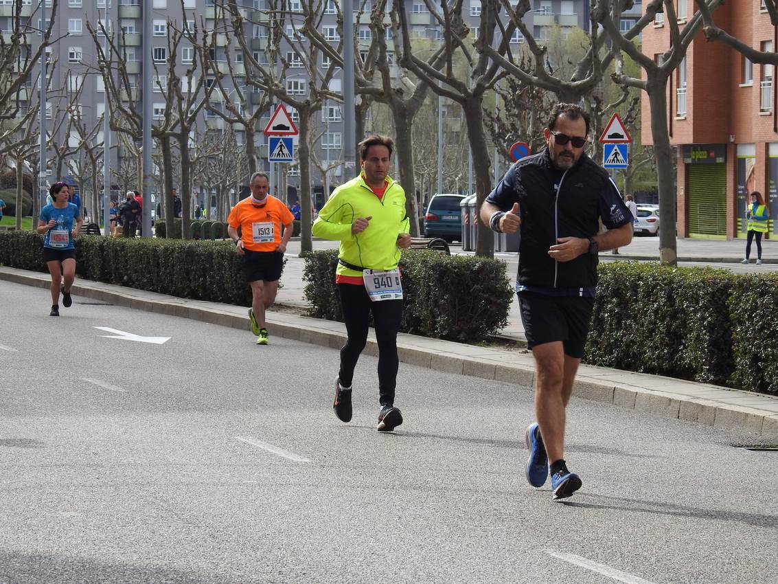 Los corredores han participado en esta prueba que recorre 21 kilómetros por la ciudad de León.