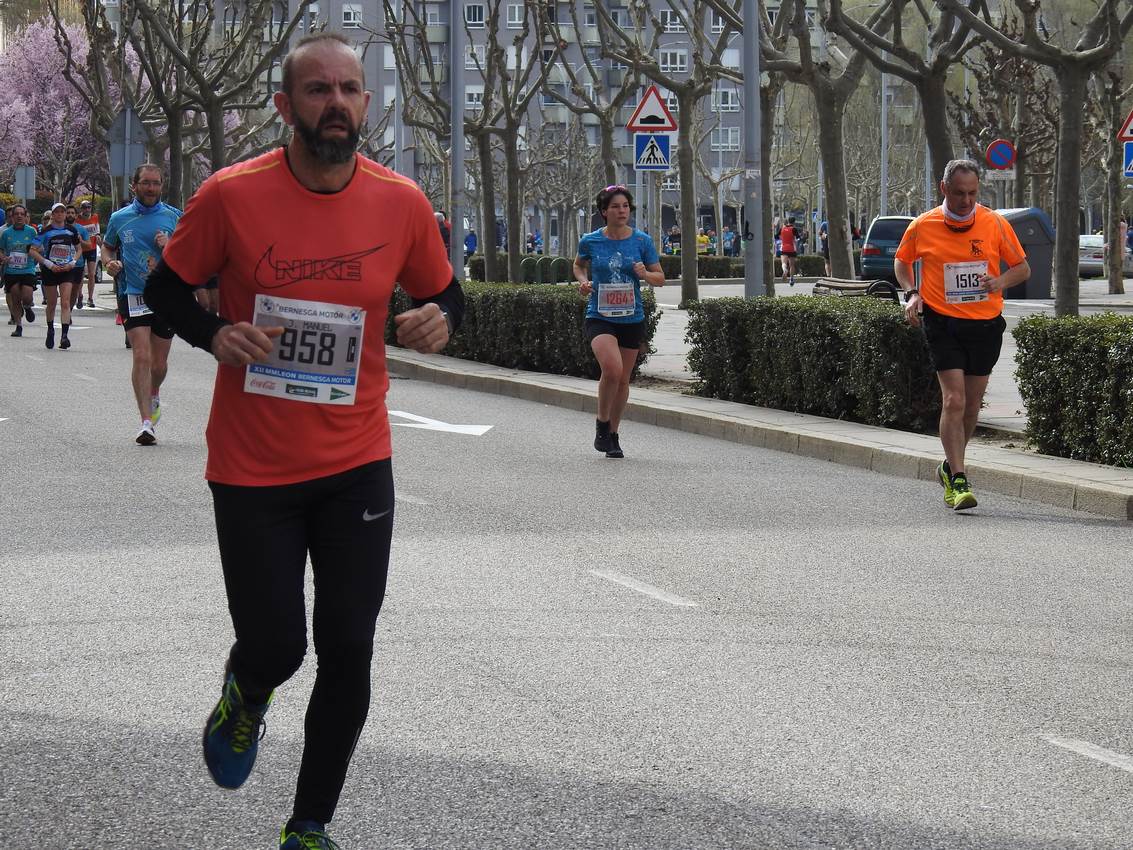 Los corredores han participado en esta prueba que recorre 21 kilómetros por la ciudad de León.