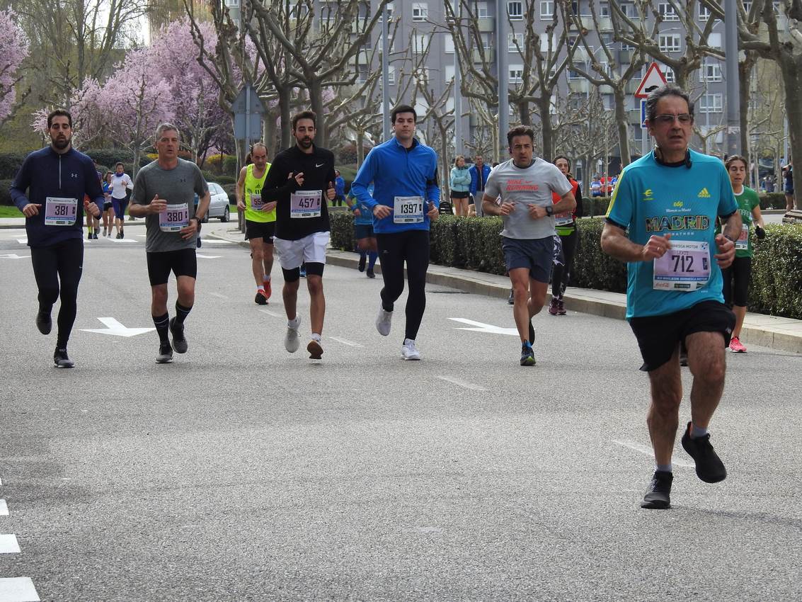 Los corredores han participado en esta prueba que recorre 21 kilómetros por la ciudad de León.