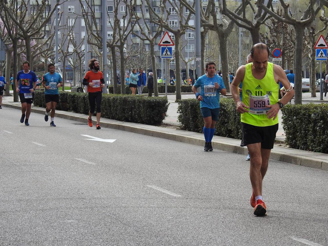 Los corredores han participado en esta prueba que recorre 21 kilómetros por la ciudad de León.