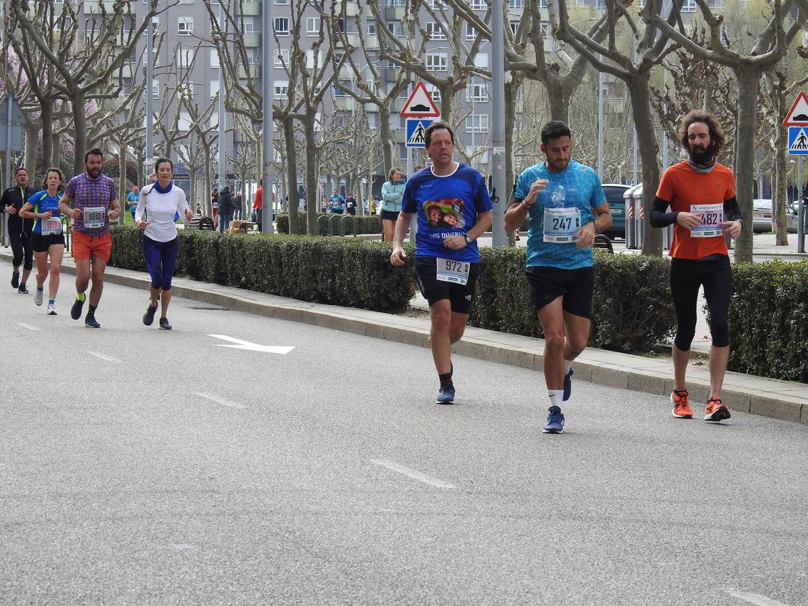 Los corredores han participado en esta prueba que recorre 21 kilómetros por la ciudad de León.