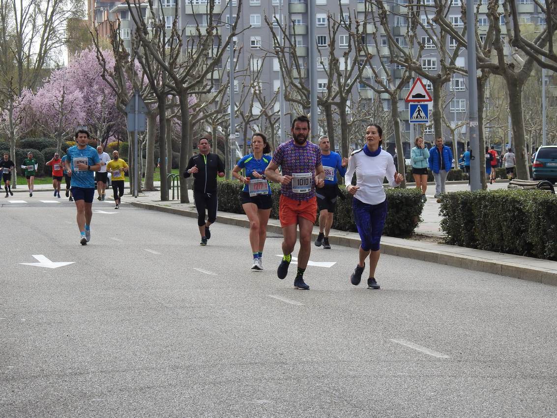 Los corredores han participado en esta prueba que recorre 21 kilómetros por la ciudad de León.