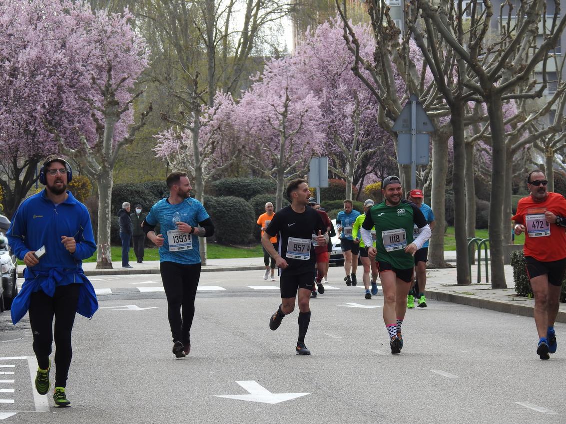 Los corredores han participado en esta prueba que recorre 21 kilómetros por la ciudad de León.