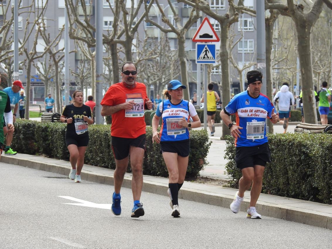 Los corredores han participado en esta prueba que recorre 21 kilómetros por la ciudad de León.