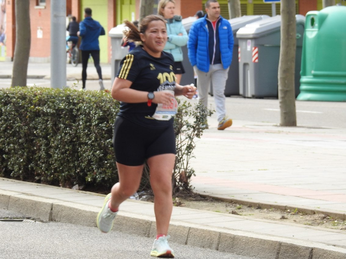 Los corredores han participado en esta prueba que recorre 21 kilómetros por la ciudad de León.