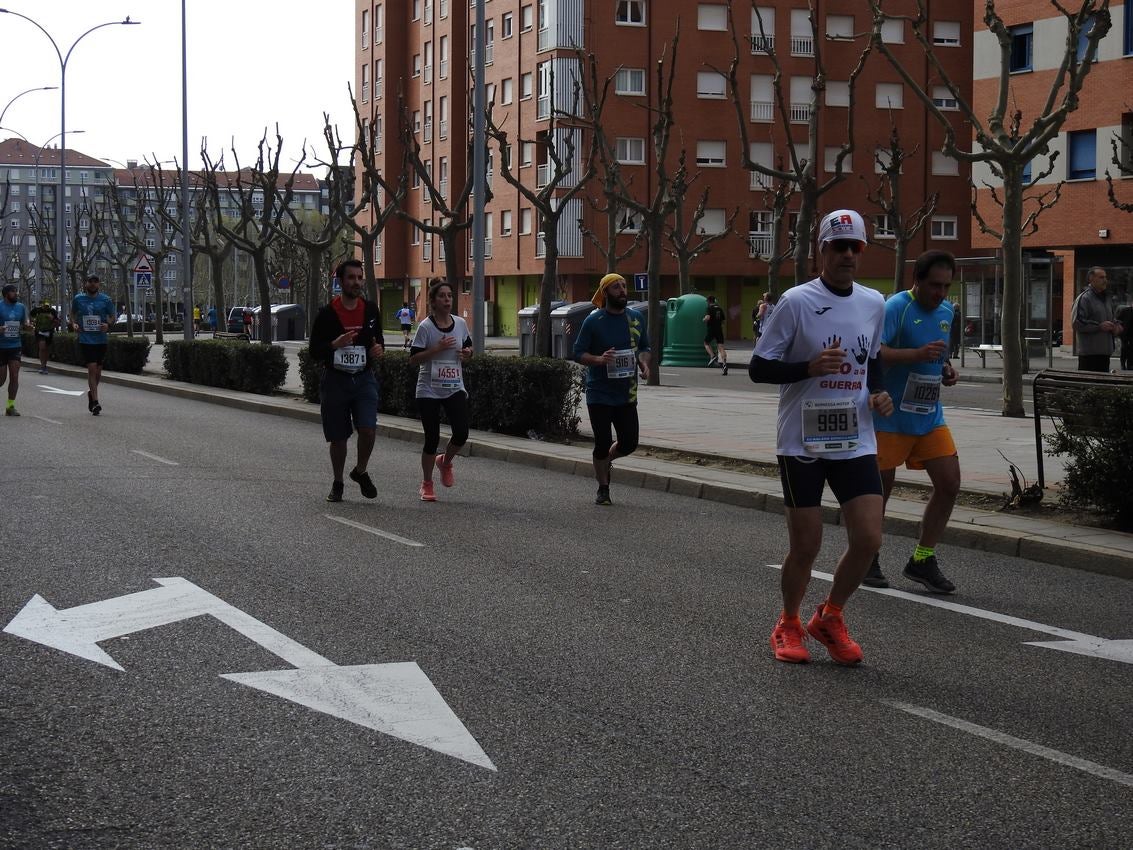 Los corredores han participado en esta prueba que recorre 21 kilómetros por la ciudad de León.