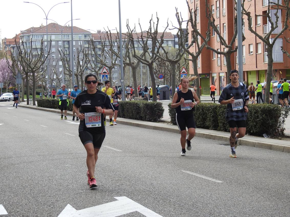 Los corredores han participado en esta prueba que recorre 21 kilómetros por la ciudad de León.