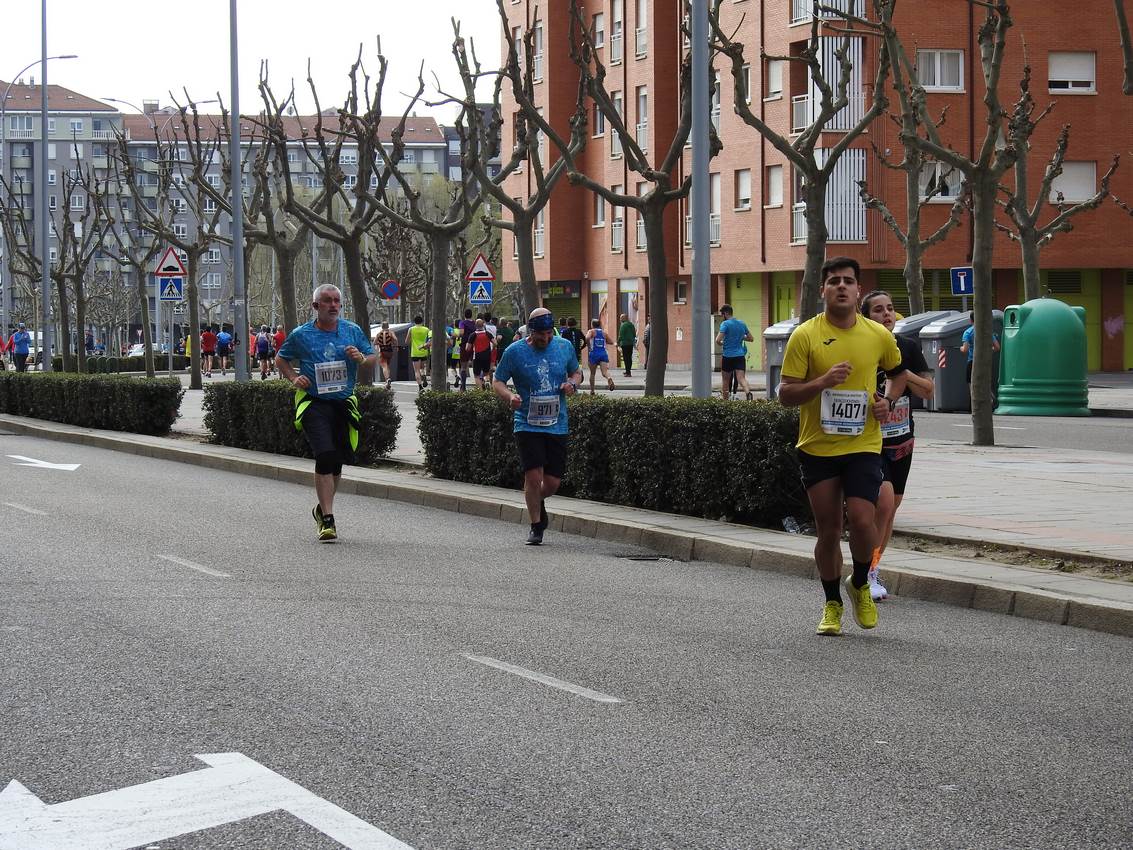 Los corredores han participado en esta prueba que recorre 21 kilómetros por la ciudad de León.