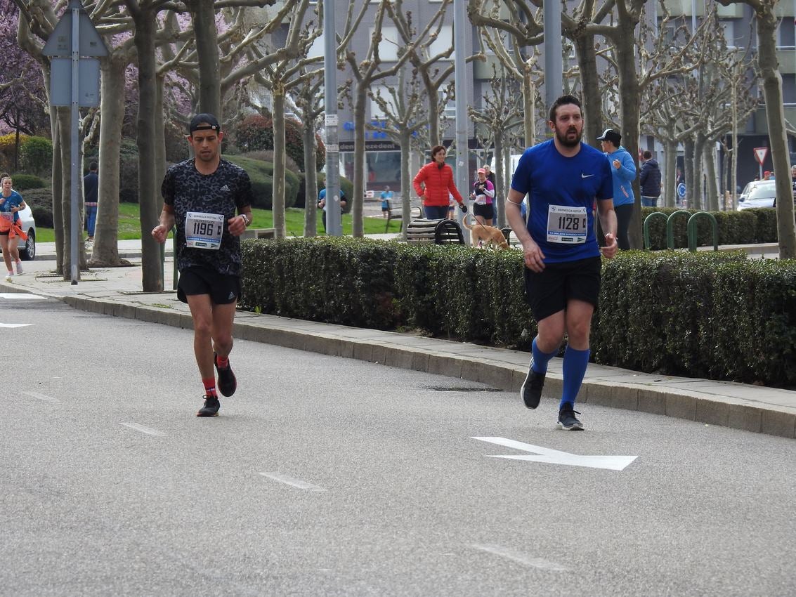 Los corredores han participado en esta prueba que recorre 21 kilómetros por la ciudad de León.