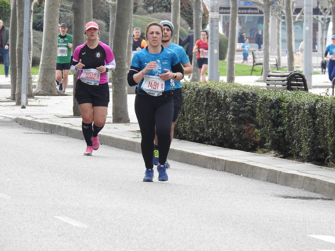 Los corredores han participado en esta prueba que recorre 21 kilómetros por la ciudad de León.