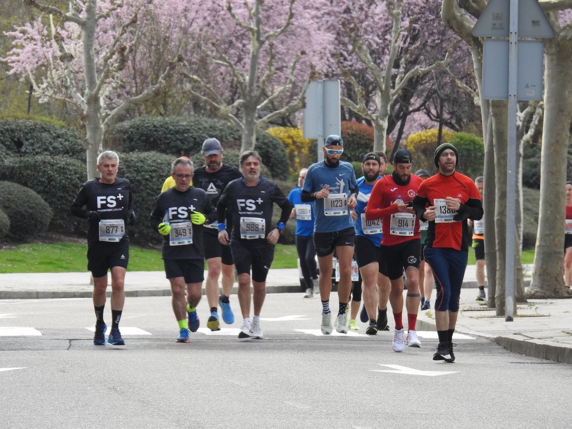 Los corredores han participado en esta prueba que recorre 21 kilómetros por la ciudad de León.