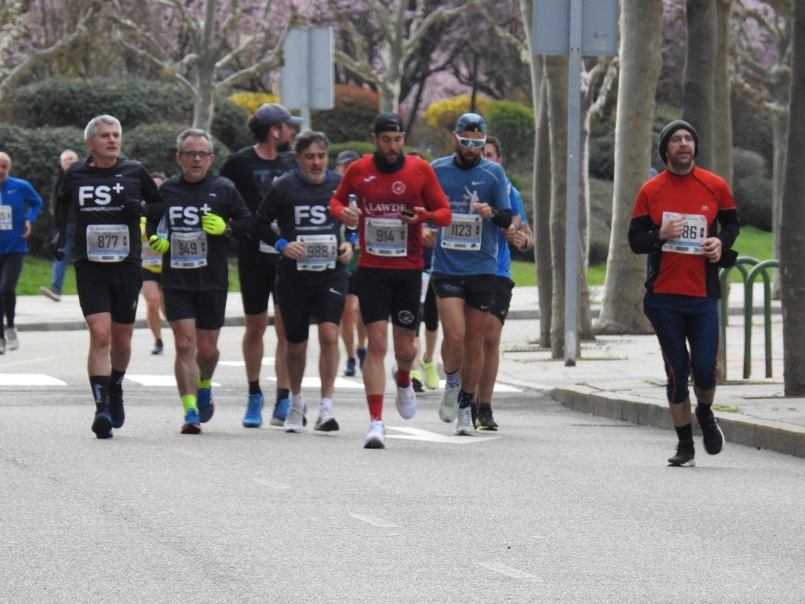 Los corredores han participado en esta prueba que recorre 21 kilómetros por la ciudad de León.