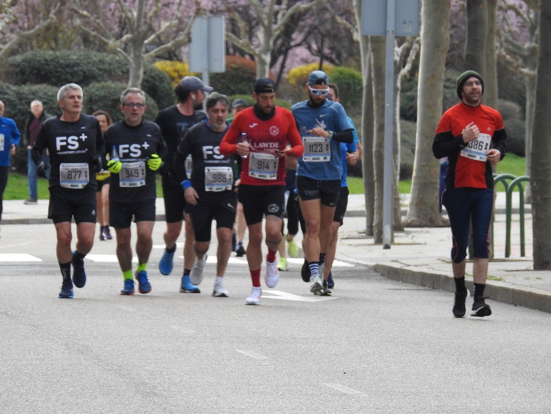 Los corredores han participado en esta prueba que recorre 21 kilómetros por la ciudad de León.