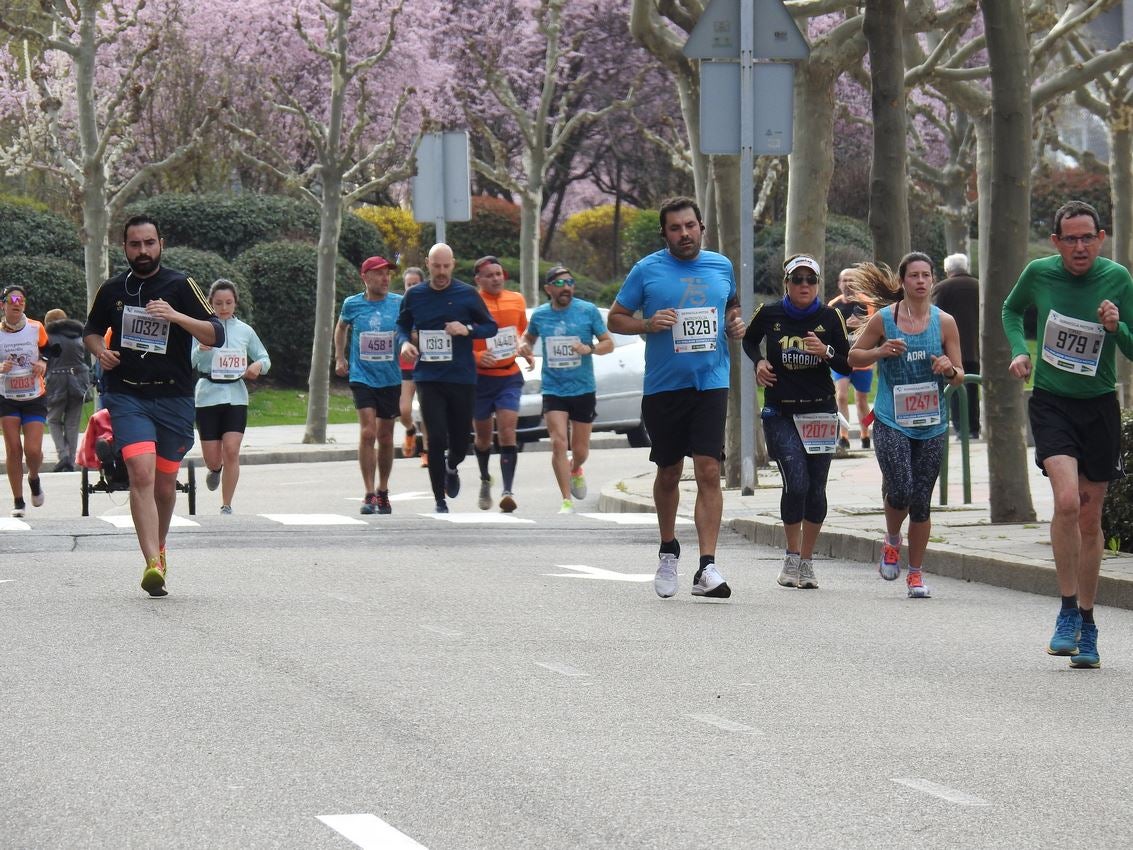 Los corredores han participado en esta prueba que recorre 21 kilómetros por la ciudad de León.