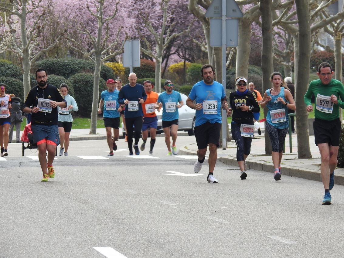 Los corredores han participado en esta prueba que recorre 21 kilómetros por la ciudad de León.