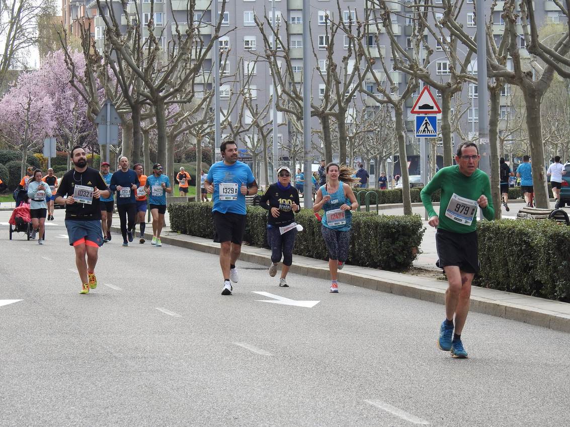 Los corredores han participado en esta prueba que recorre 21 kilómetros por la ciudad de León.