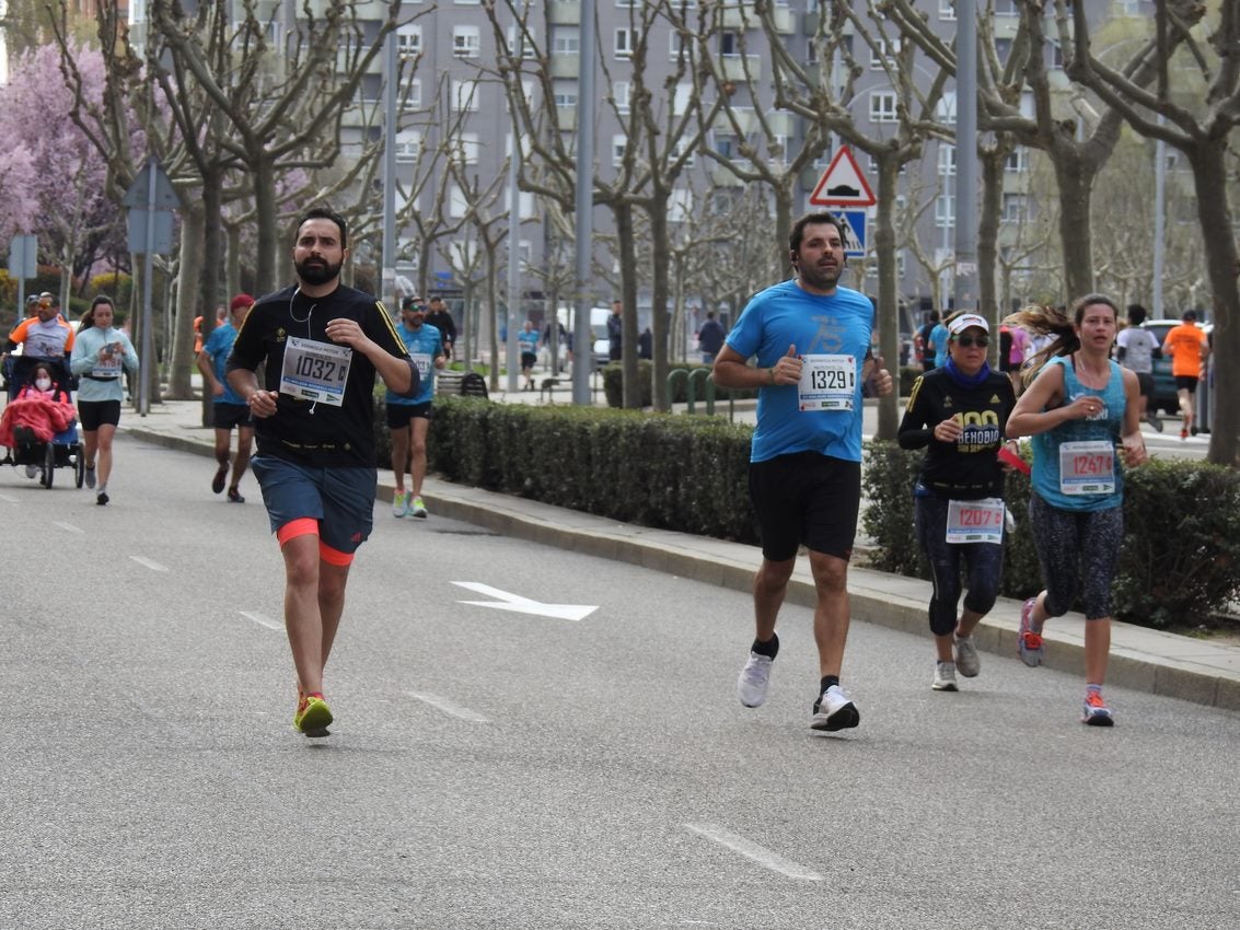 Los corredores han participado en esta prueba que recorre 21 kilómetros por la ciudad de León.