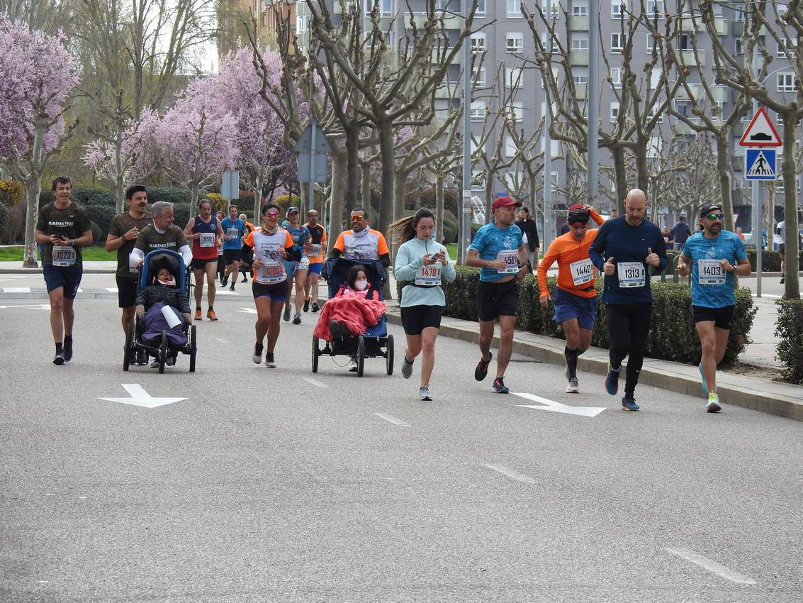 Los corredores han participado en esta prueba que recorre 21 kilómetros por la ciudad de León.