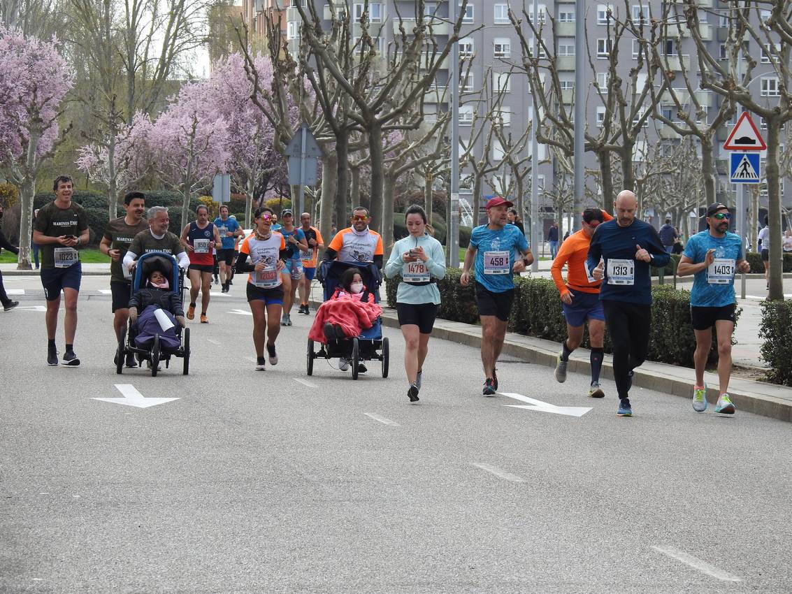 Los corredores han participado en esta prueba que recorre 21 kilómetros por la ciudad de León.