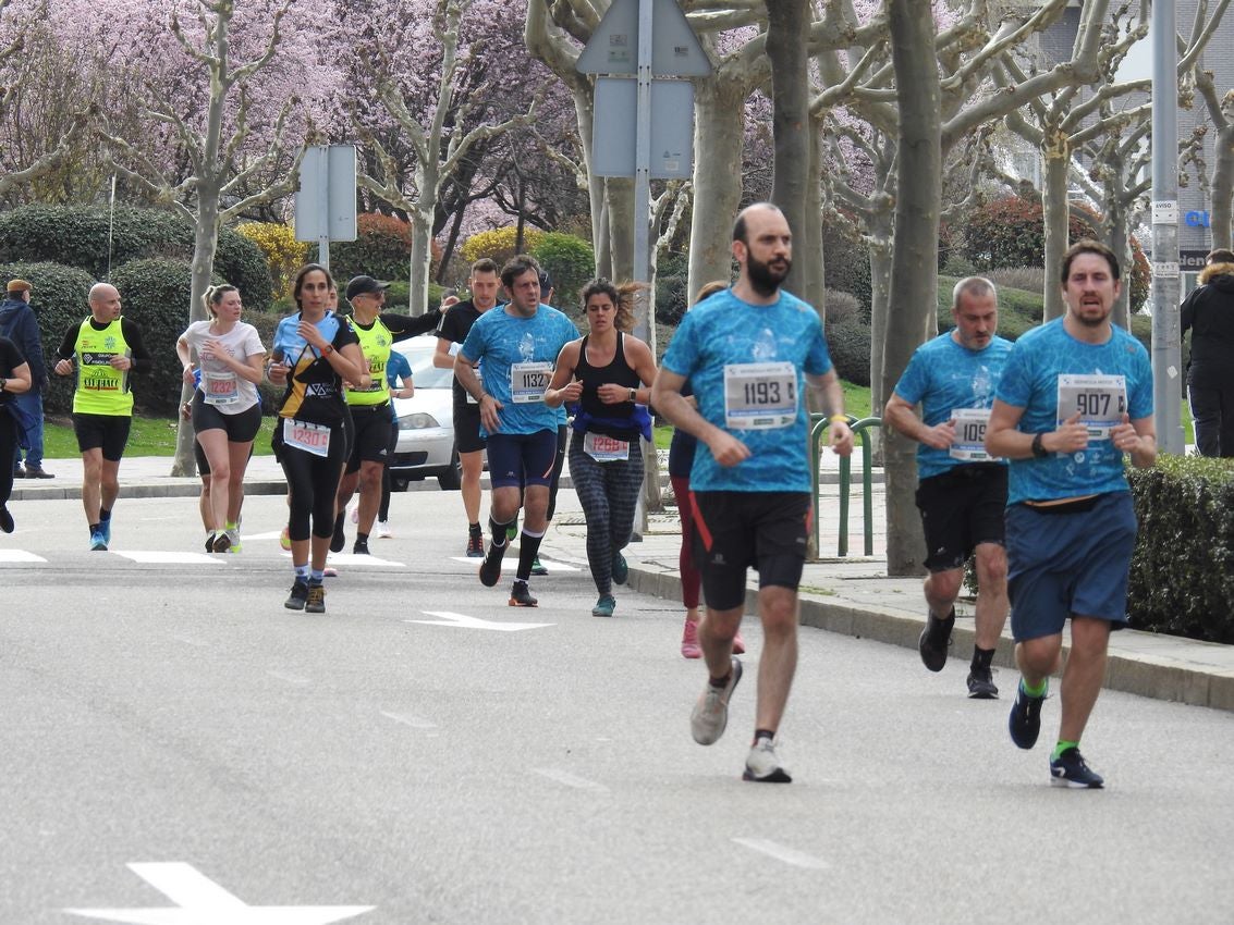 Los corredores han participado en esta prueba que recorre 21 kilómetros por la ciudad de León.