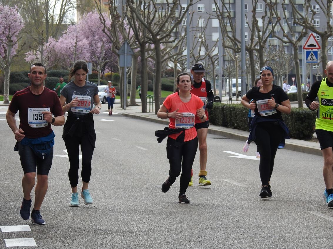 Los corredores han participado en esta prueba que recorre 21 kilómetros por la ciudad de León.