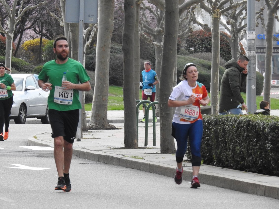 Los corredores han participado en esta prueba que recorre 21 kilómetros por la ciudad de León.