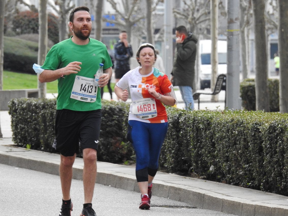 Los corredores han participado en esta prueba que recorre 21 kilómetros por la ciudad de León.