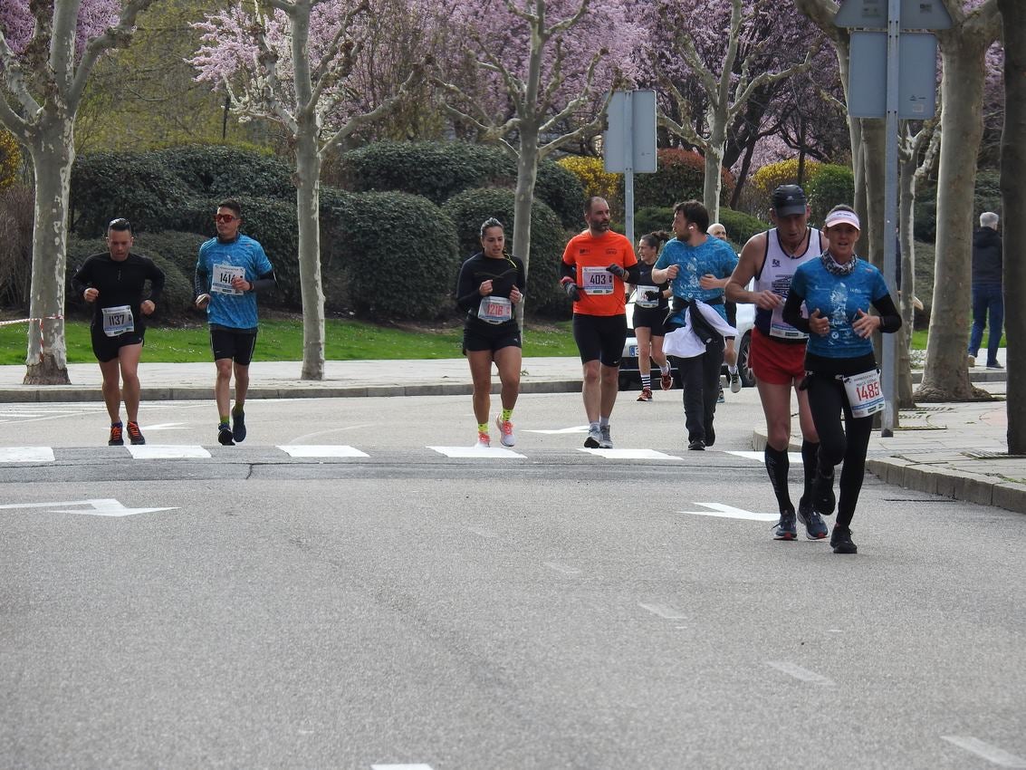 Los corredores han participado en esta prueba que recorre 21 kilómetros por la ciudad de León.