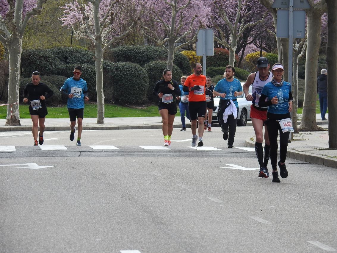 Los corredores han participado en esta prueba que recorre 21 kilómetros por la ciudad de León.