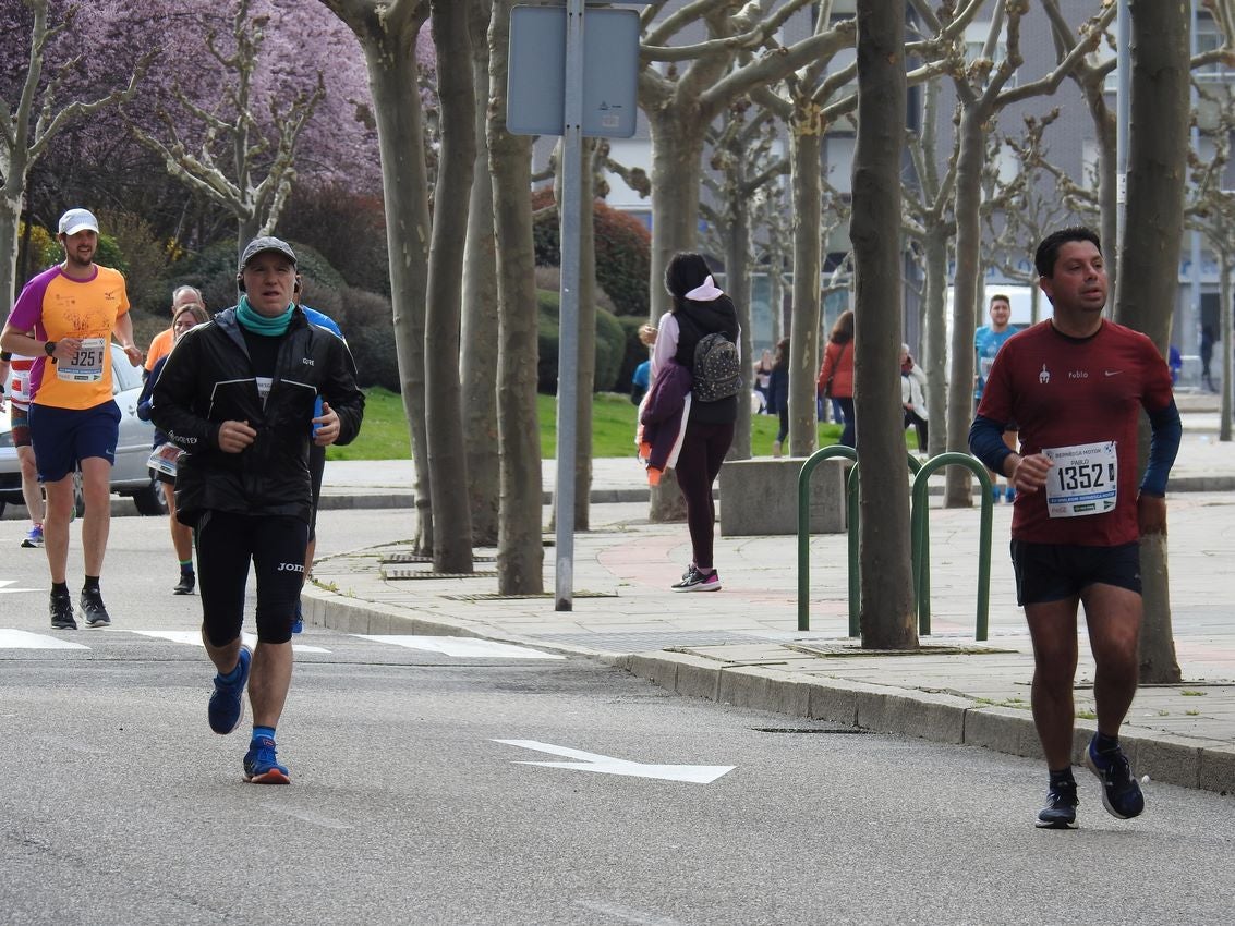 Los corredores han participado en esta prueba que recorre 21 kilómetros por la ciudad de León.