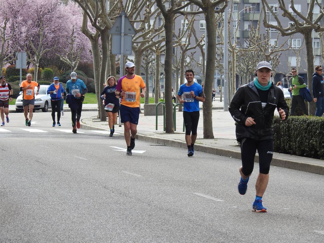 Los corredores han participado en esta prueba que recorre 21 kilómetros por la ciudad de León.