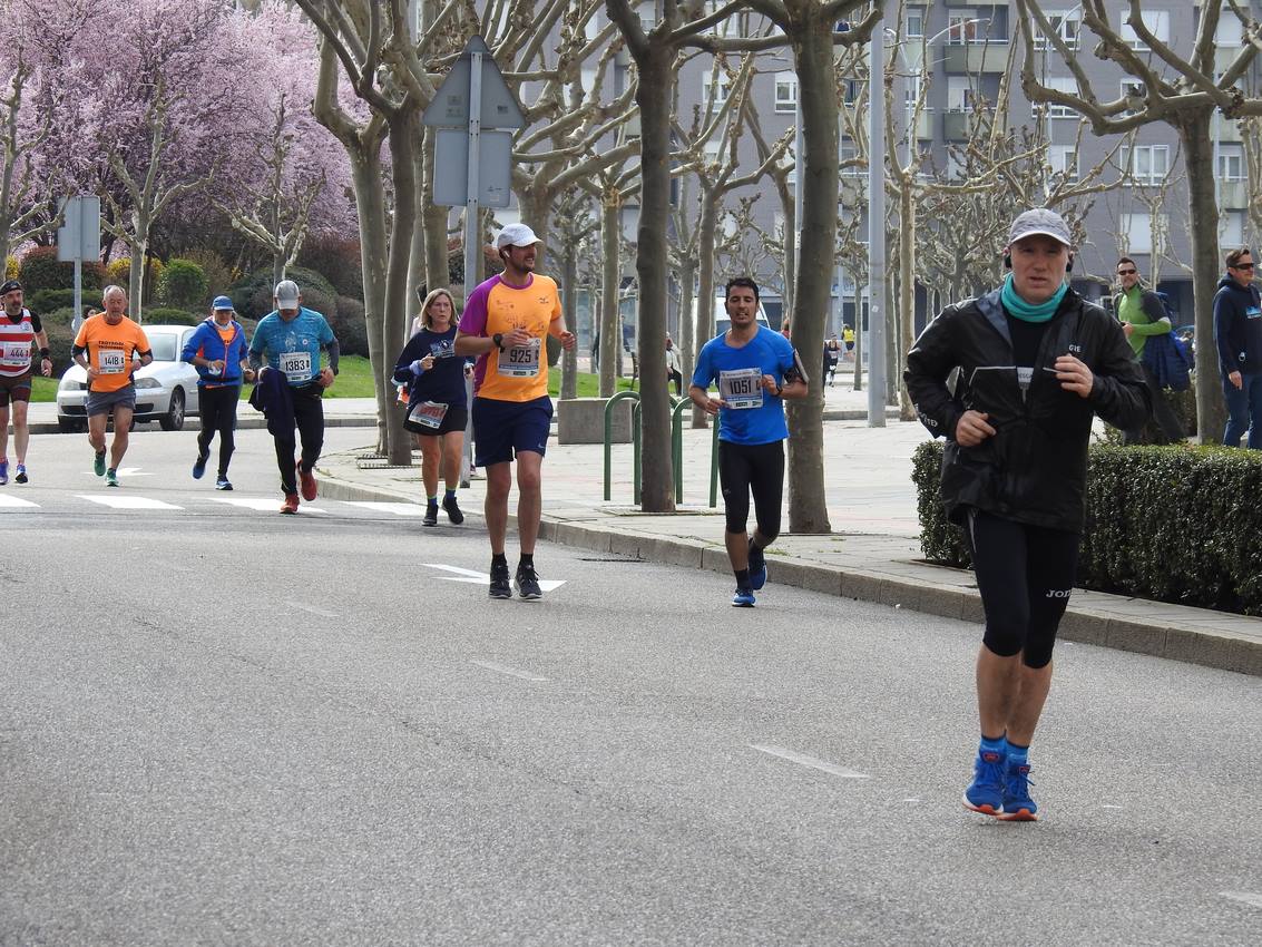 Los corredores han participado en esta prueba que recorre 21 kilómetros por la ciudad de León.