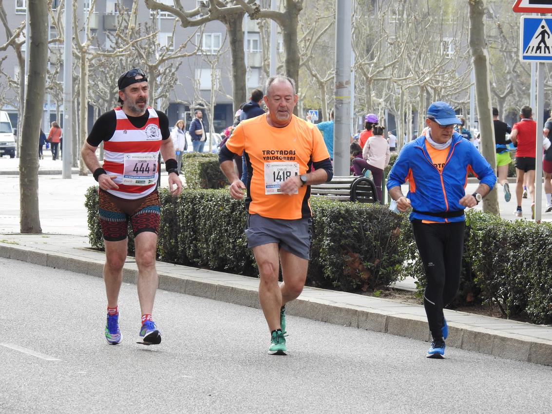 Los corredores han participado en esta prueba que recorre 21 kilómetros por la ciudad de León.