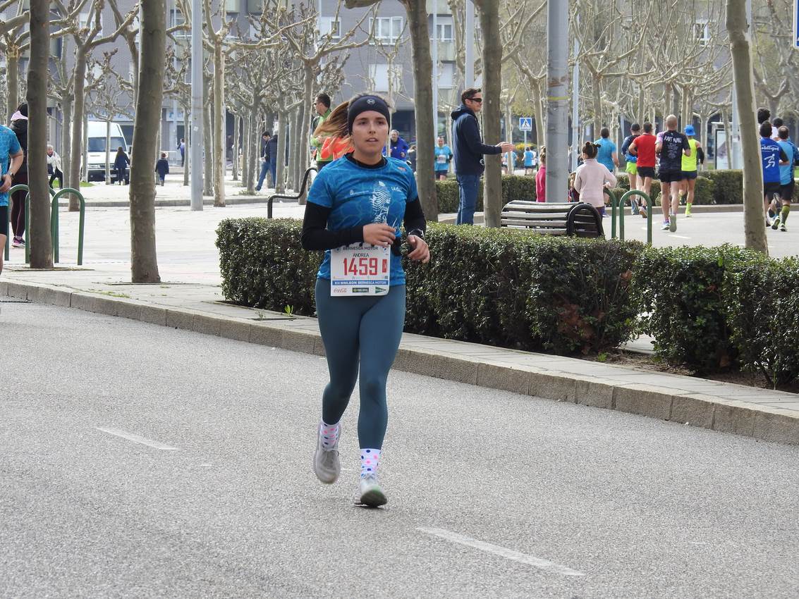 Los corredores han participado en esta prueba que recorre 21 kilómetros por la ciudad de León.