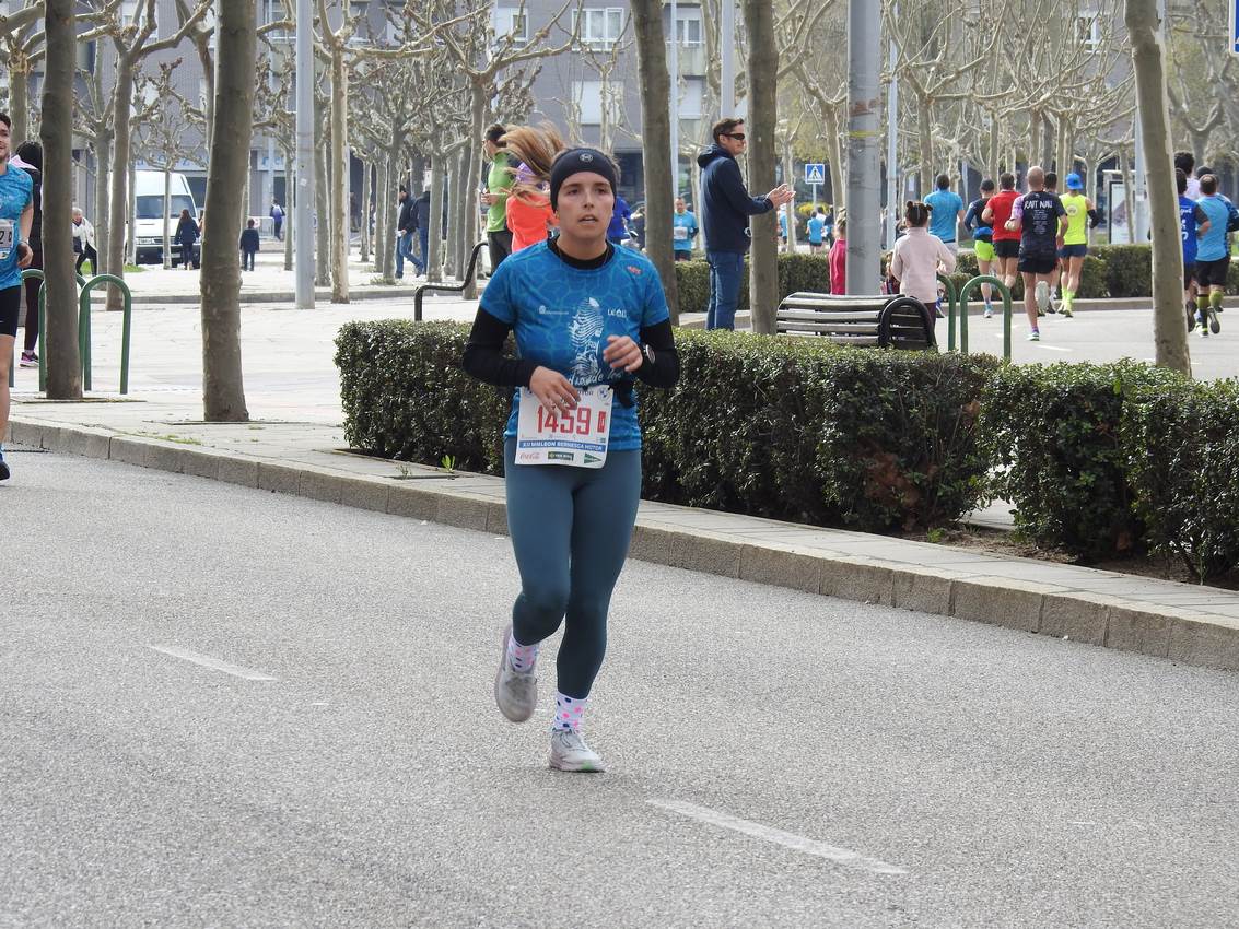 Los corredores han participado en esta prueba que recorre 21 kilómetros por la ciudad de León.