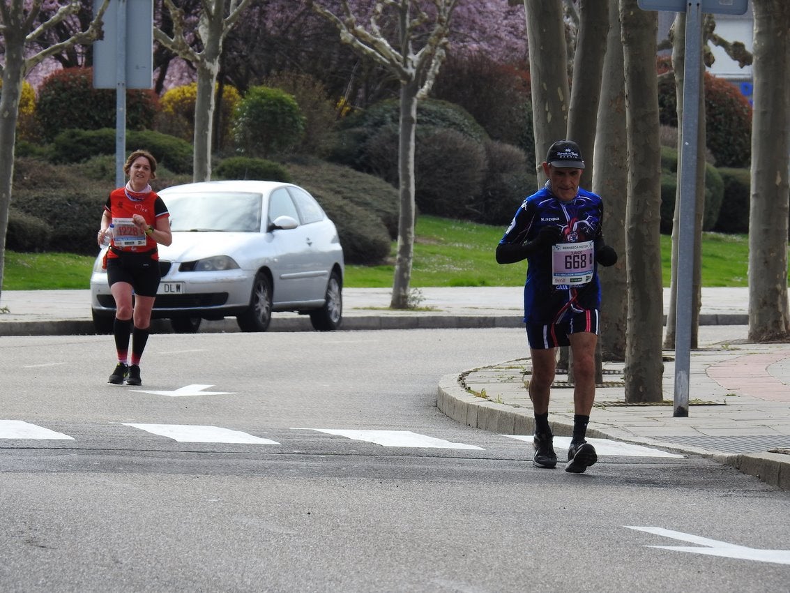 Los corredores han participado en esta prueba que recorre 21 kilómetros por la ciudad de León.