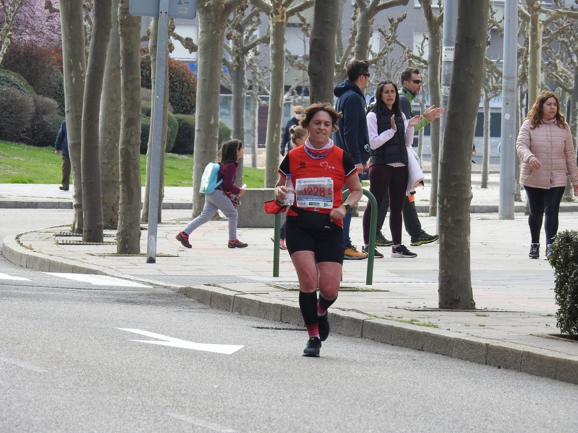 Los corredores han participado en esta prueba que recorre 21 kilómetros por la ciudad de León.