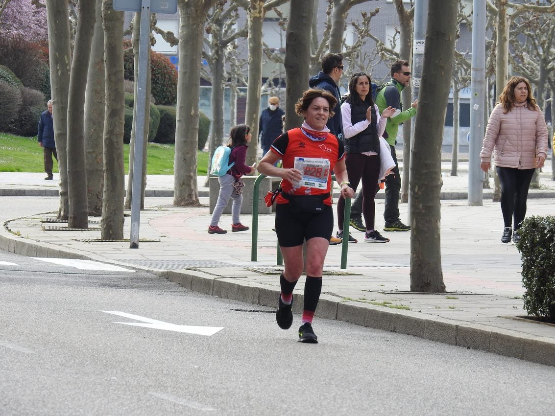 Los corredores han participado en esta prueba que recorre 21 kilómetros por la ciudad de León.