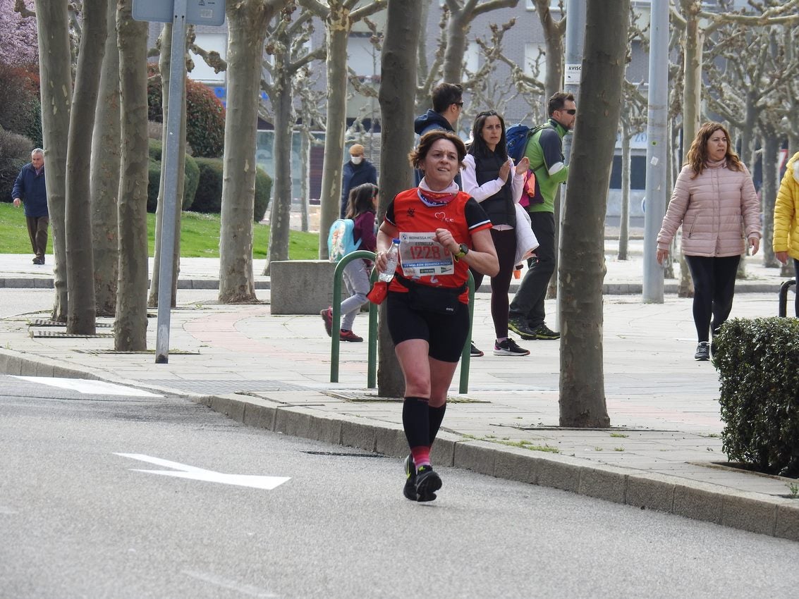 Los corredores han participado en esta prueba que recorre 21 kilómetros por la ciudad de León.