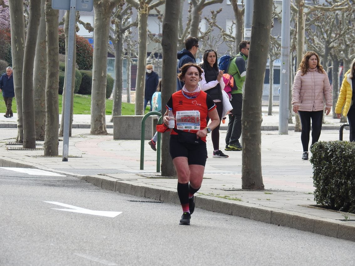 Los corredores han participado en esta prueba que recorre 21 kilómetros por la ciudad de León.