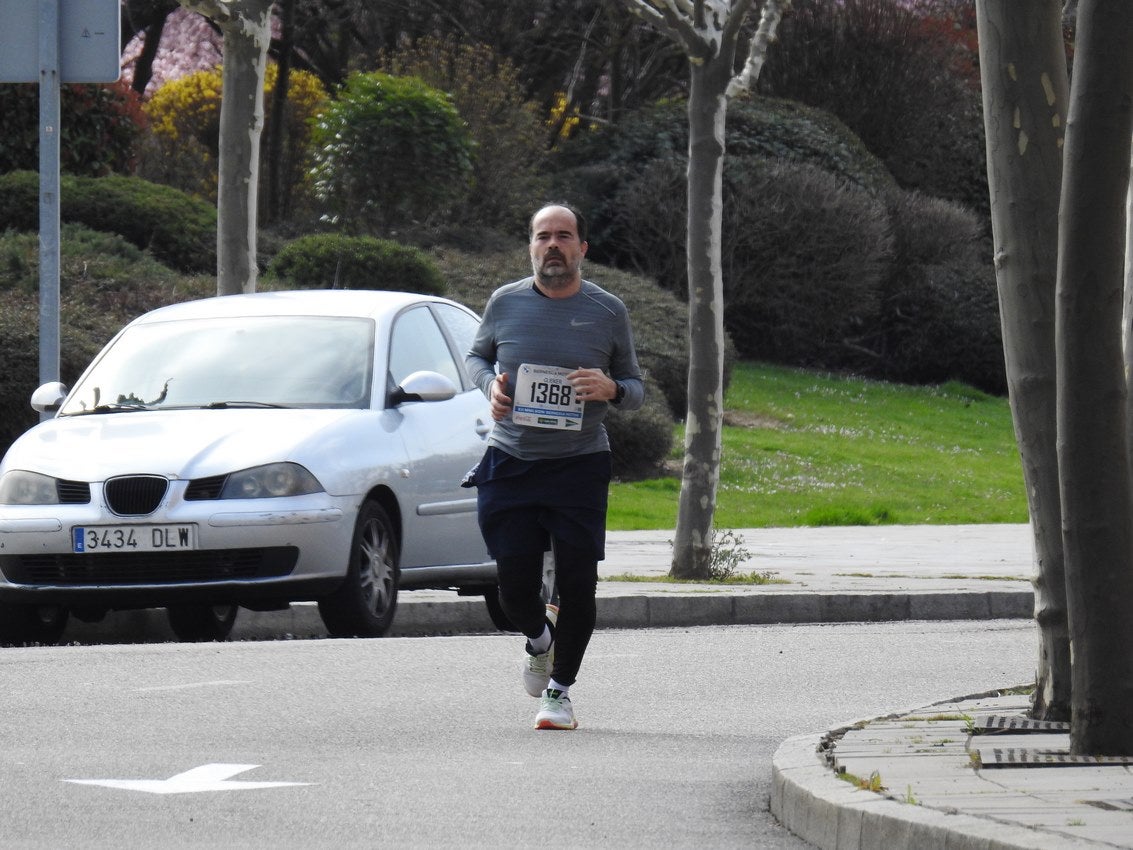 Los corredores han participado en esta prueba que recorre 21 kilómetros por la ciudad de León.