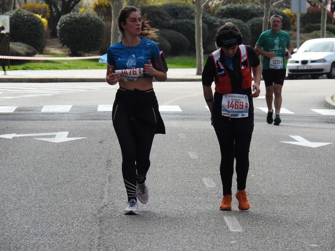 Los corredores han participado en esta prueba que recorre 21 kilómetros por la ciudad de León.