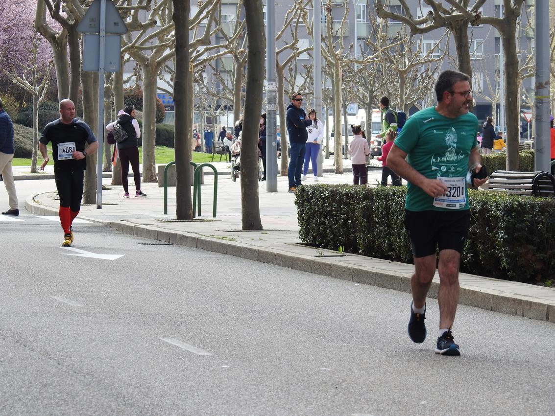 Los corredores han participado en esta prueba que recorre 21 kilómetros por la ciudad de León.