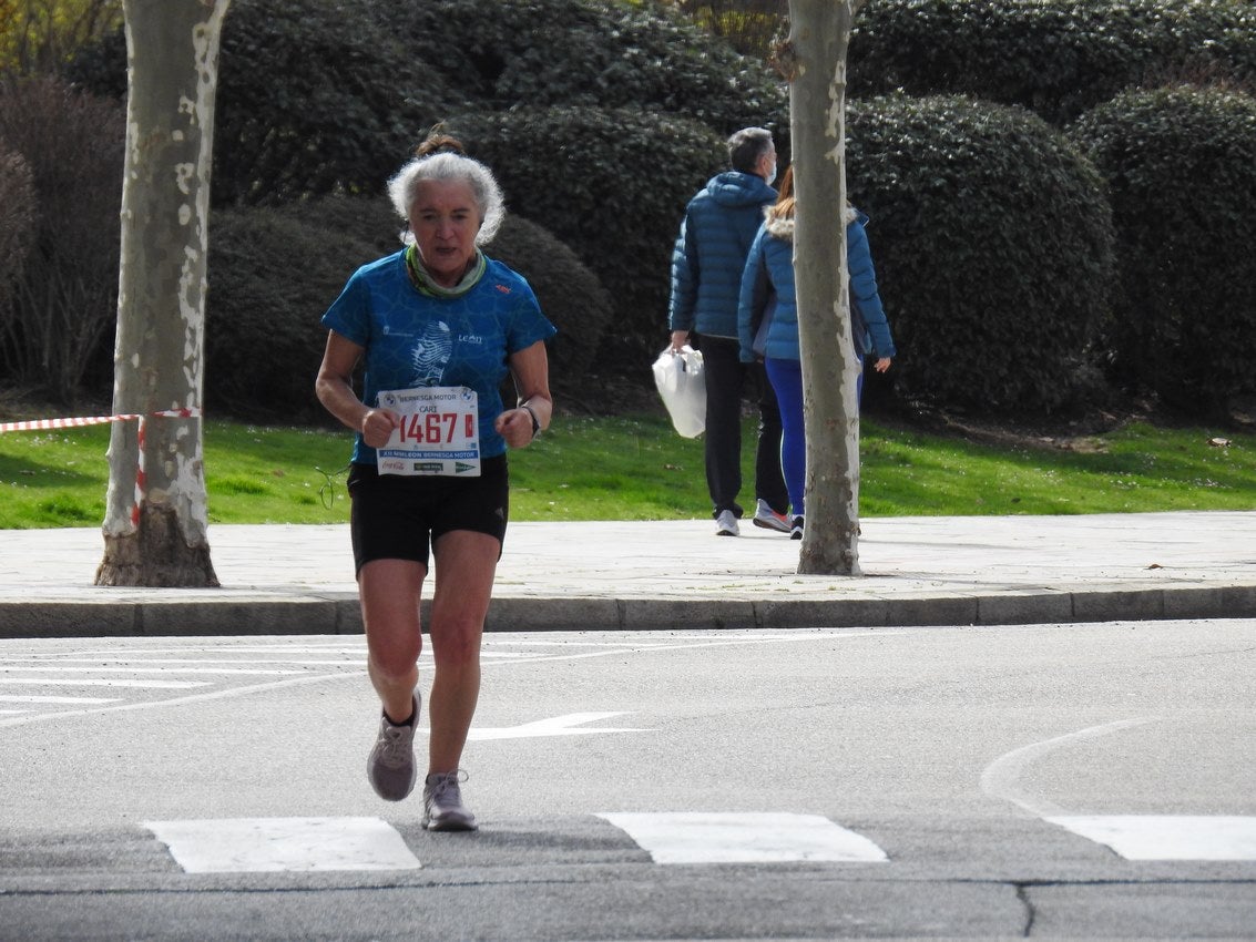 Los corredores han participado en esta prueba que recorre 21 kilómetros por la ciudad de León.