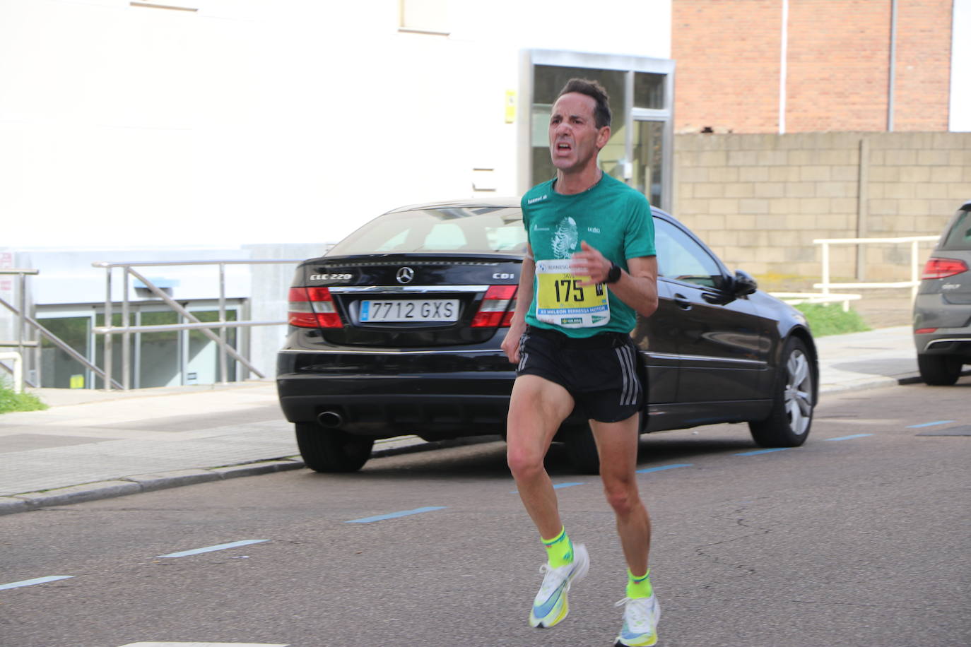 Últimos metros antes de afrontar la recta final, con los corredores buscando los mejores puestos.