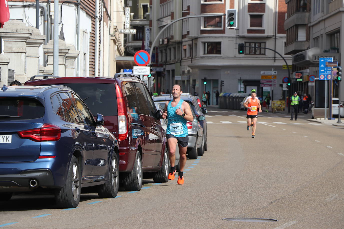 Últimos metros antes de afrontar la recta final, con los corredores buscando los mejores puestos.