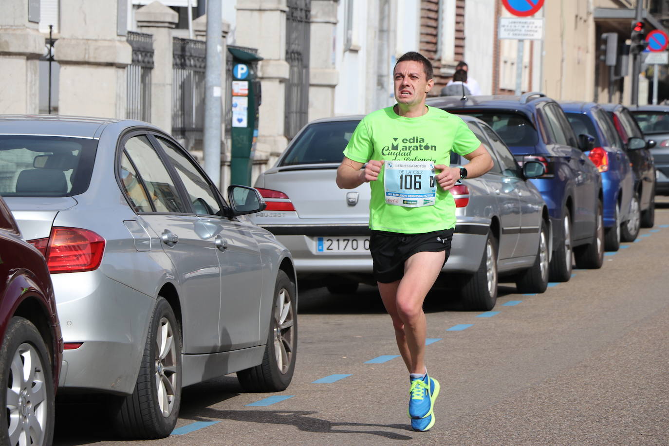 Últimos metros antes de afrontar la recta final, con los corredores buscando los mejores puestos.
